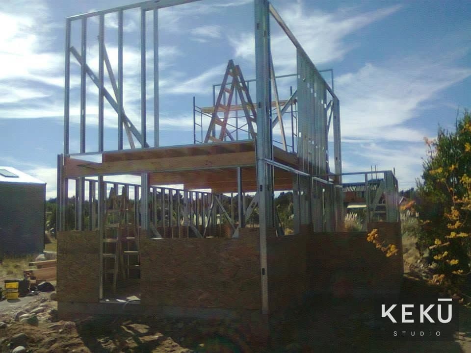 Montaje de paneles metálicos y estructura de la vivienda