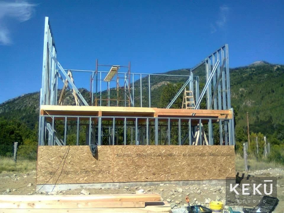 Montaje de paneles metálicos y estructura de la vivienda