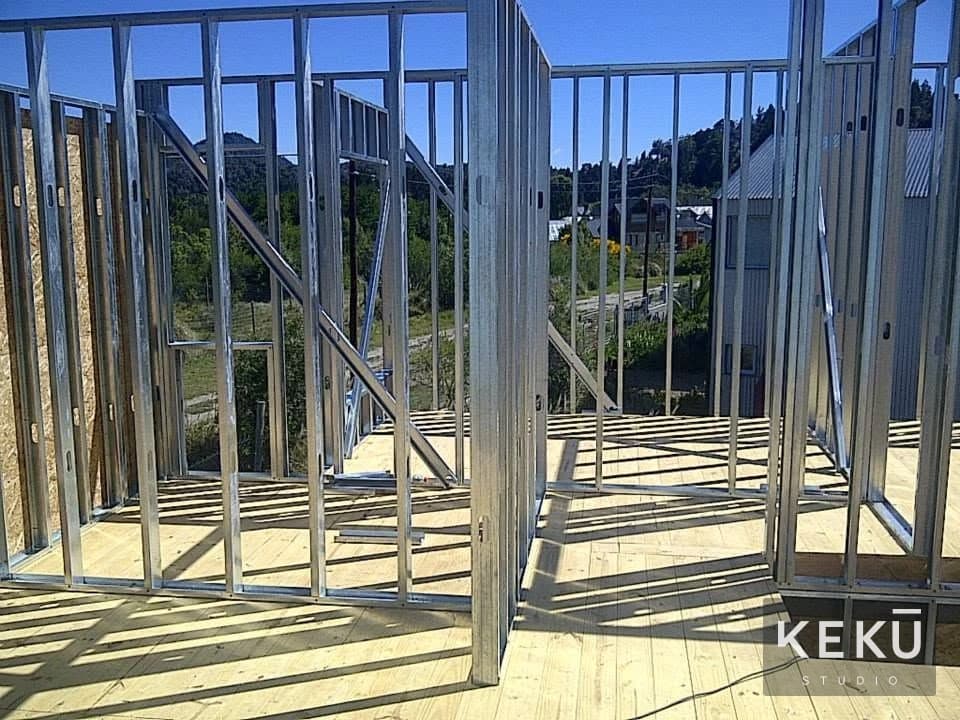 Montaje de paneles metálicos y estructura de la vivienda