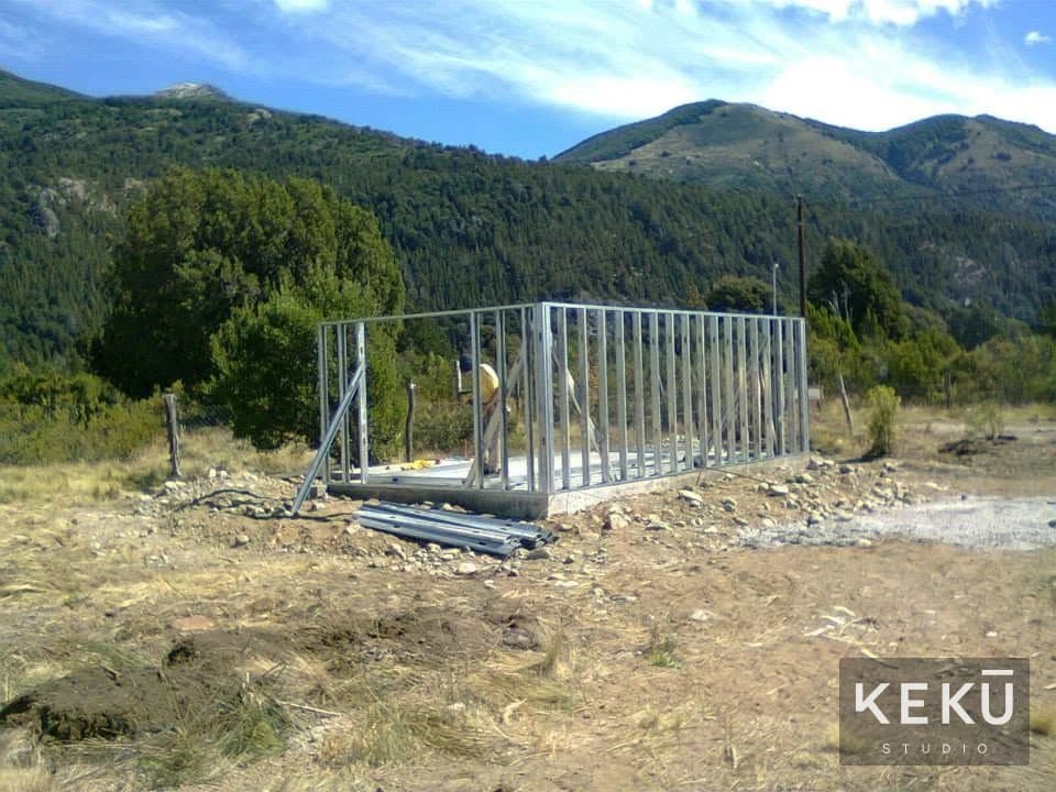 Montaje de paneles metálicos y estructura de la vivienda