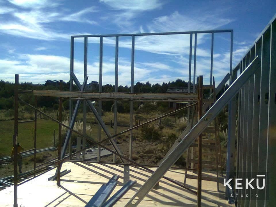 Montaje de paneles metálicos y estructura de la vivienda