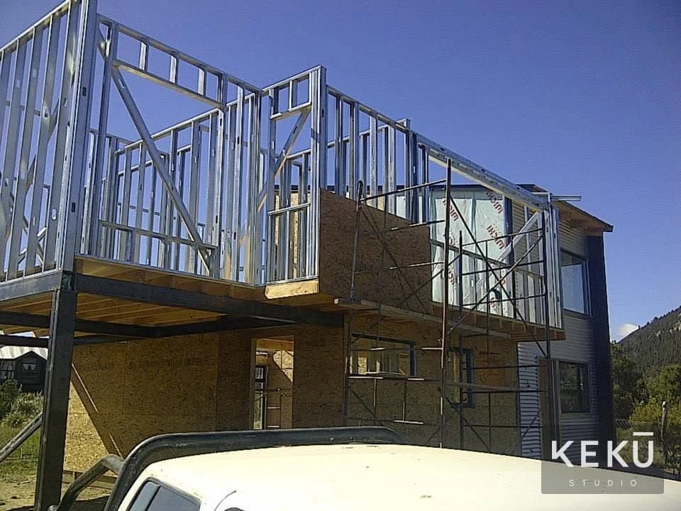 Montaje de paneles metálicos y estructura de la vivienda