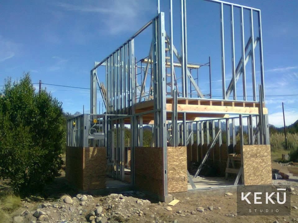 Montaje de paneles metálicos y estructura de la vivienda