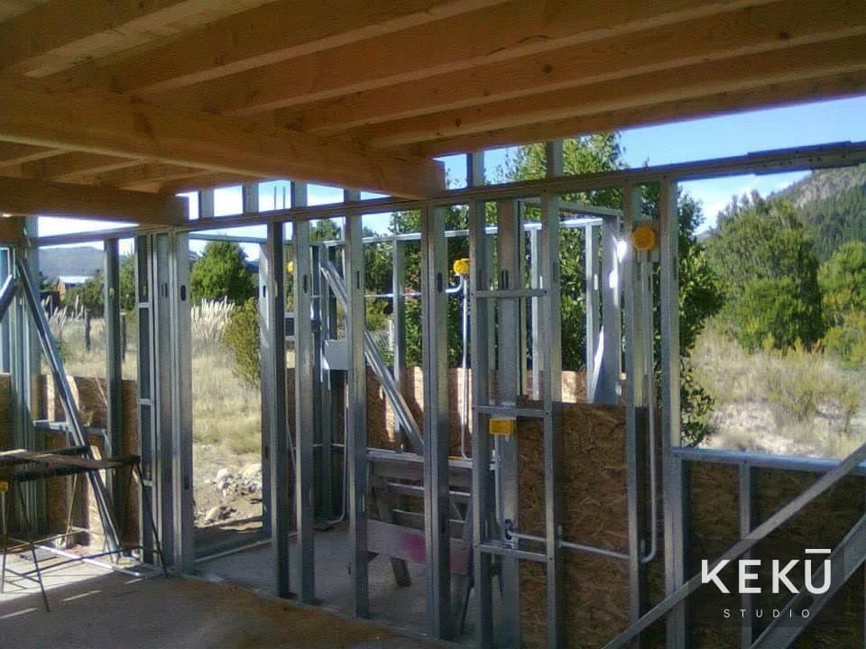Montaje de paneles metálicos y estructura de la vivienda