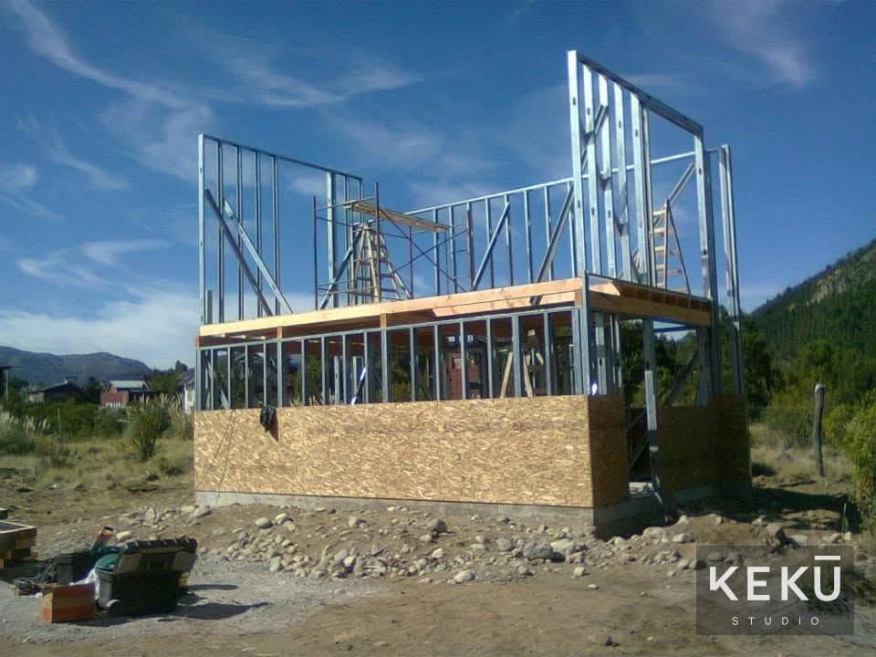 Montaje de paneles metálicos y estructura de la vivienda