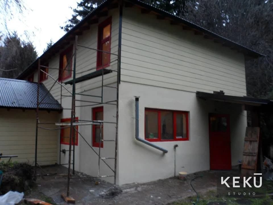 Terminaciones de fachada y acceso de la vivienda en Pioneros