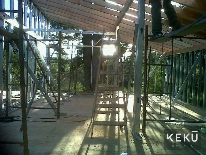 Estructura metálica y cubierta de madera de la vivienda sobre pilotes
