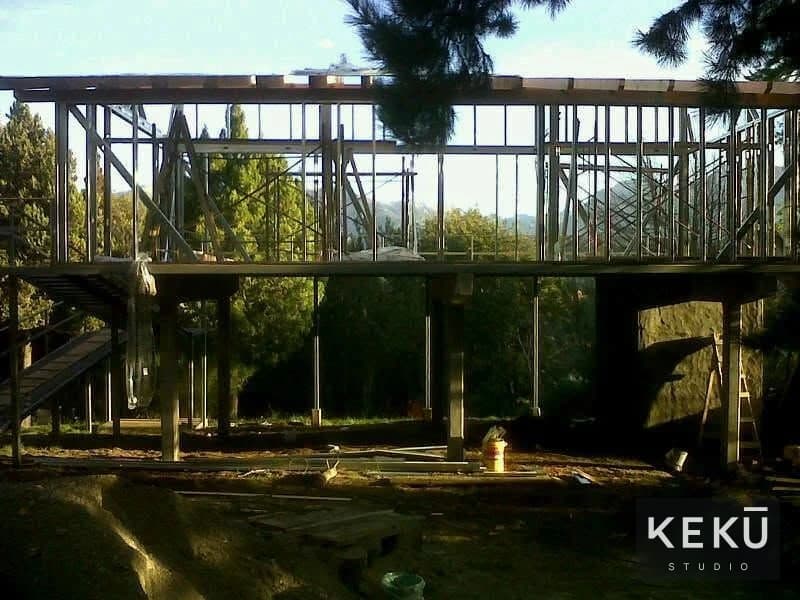 Estructura metálica y cubierta de madera de la vivienda sobre pilotes