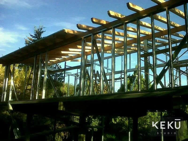 Estructura metálica y cubierta de madera de la vivienda sobre pilotes