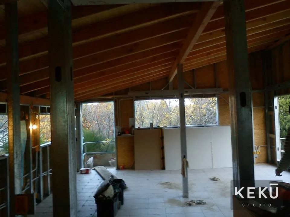 Estructura metálica y cubierta de madera de la vivienda sobre pilotes