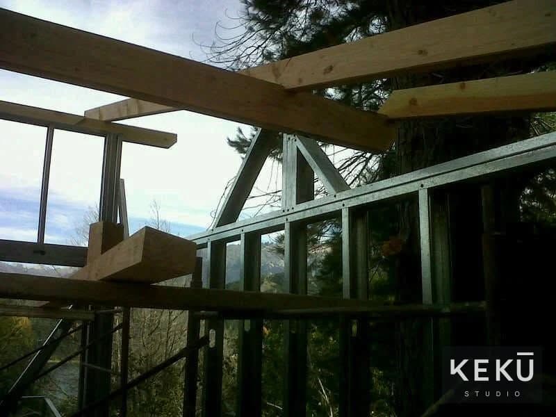 Estructura metálica y cubierta de madera de la vivienda sobre pilotes