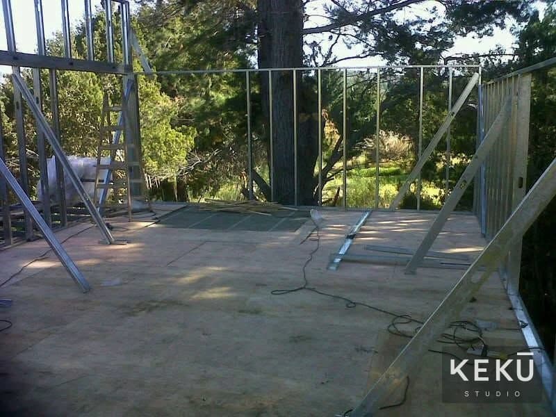 Estructura metálica y cubierta de madera de la vivienda sobre pilotes