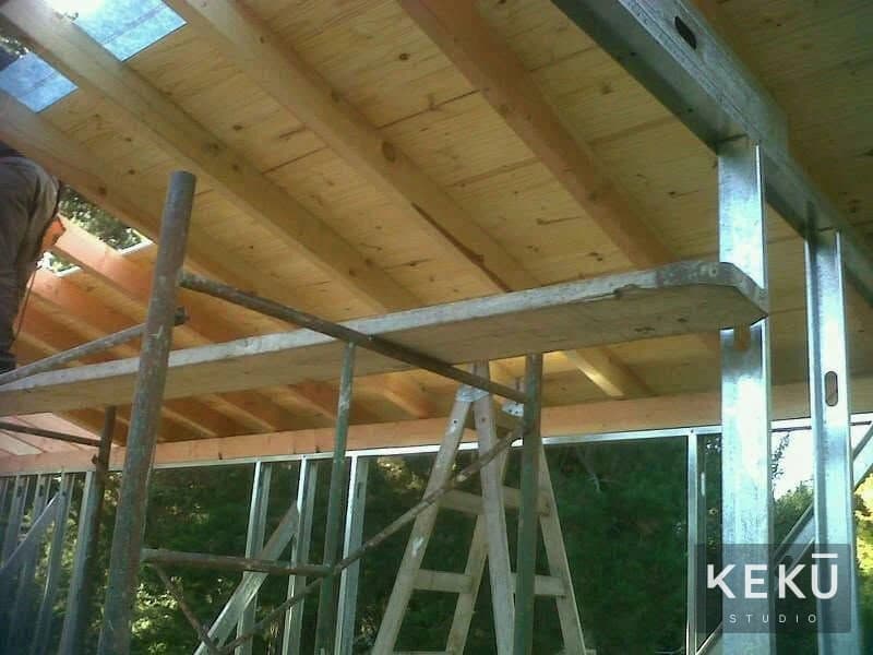 Estructura metálica y cubierta de madera de la vivienda sobre pilotes