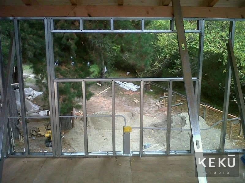 Estructura metálica y cubierta de madera de la vivienda sobre pilotes