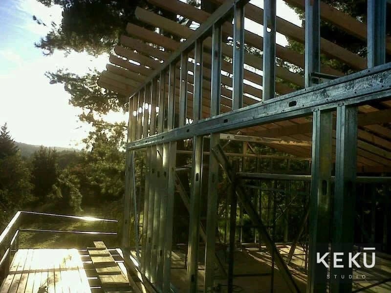 Estructura metálica y cubierta de madera de la vivienda sobre pilotes
