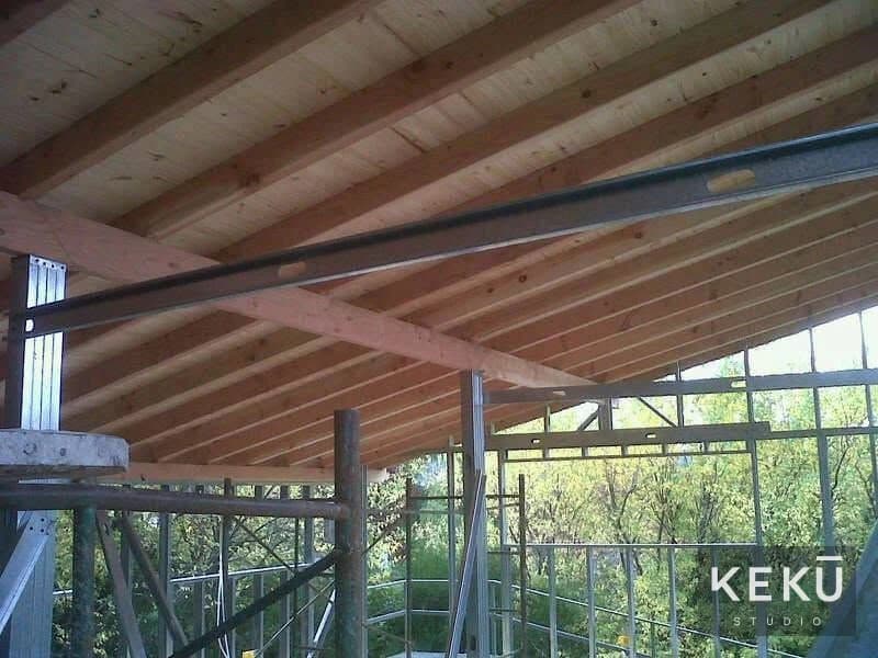 Estructura metálica y cubierta de madera de la vivienda sobre pilotes