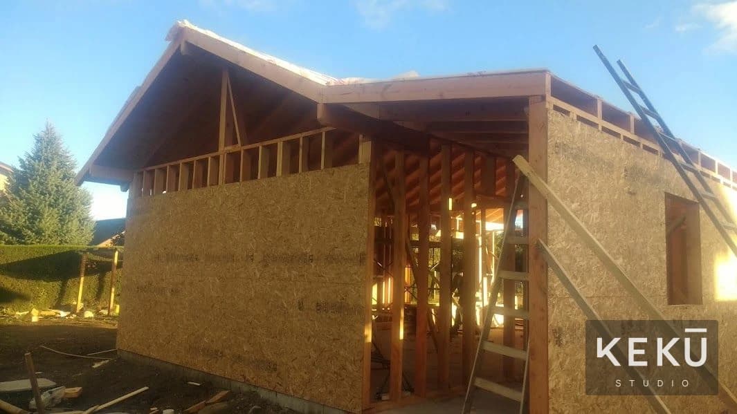 Vivienda de madera con placas de cerramiento durante la obra