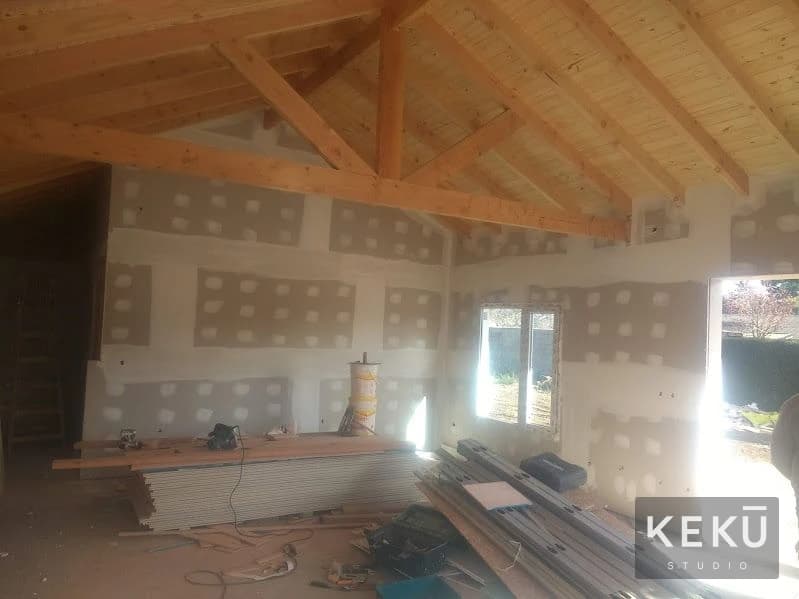 Revestimientos y divisiones interiores bajo la cubierta de madera