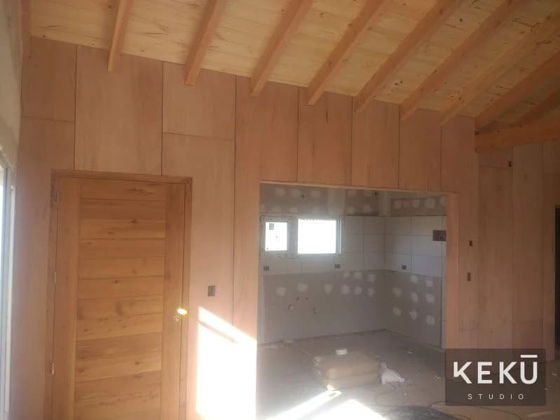 Revestimientos y divisiones interiores bajo la cubierta de madera