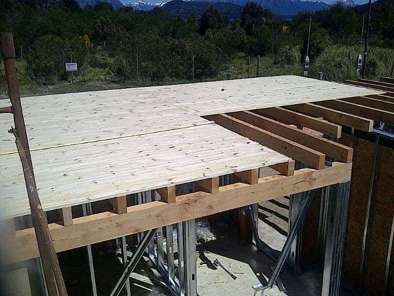 Techo de madera con vigas a la vista en construcción Wood Framing