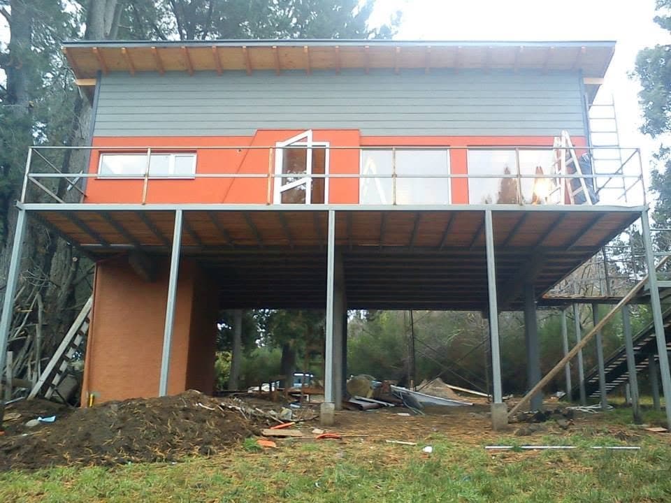 Vivienda de construcción en seco sobre pilotes metálicos en el bosque